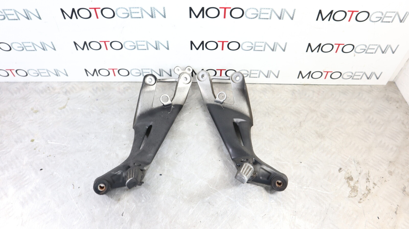 Honda CBR 1100 Super Blackbird 04 rear left & right passenger pillion