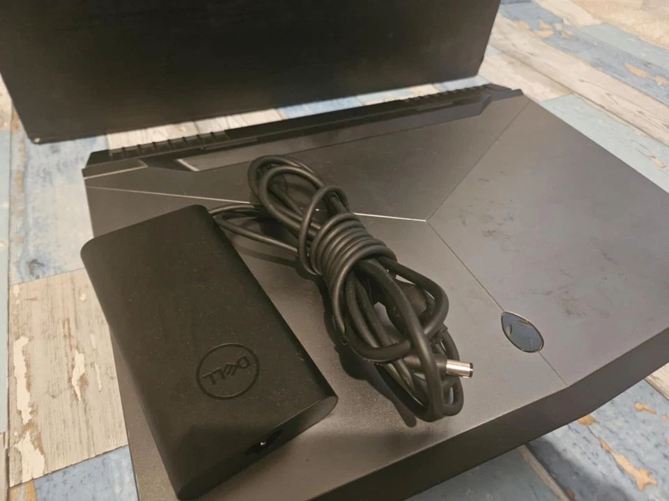 Alienware 17 R4 17.3" Intel I7-7820HK, 32GB RAM, 1TB +256GB, Batería Nueva Foto 3 de 4