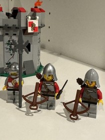 LEGO 7946 King's Castle -  Complete castle with most figs. 