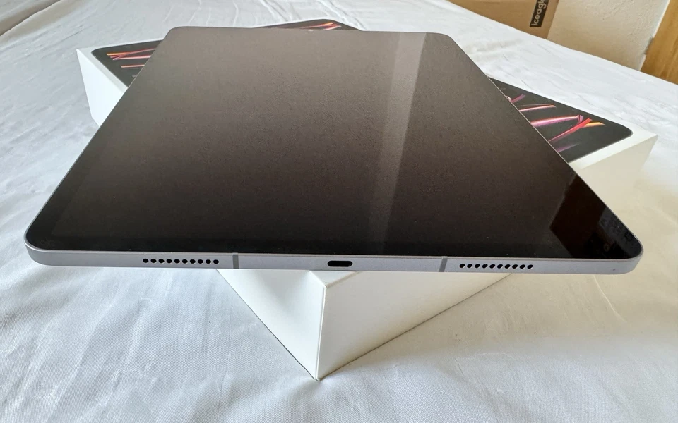 Apple iPad Pro 12 9 (6. Gen.) Wifi+5G 256GB Space Gray + Magic Keyboard A2480 - Bild 4 von 4