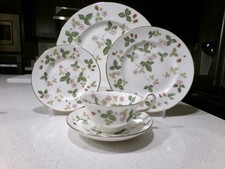 WEDGWOOD WILD STRAWBERRY COMPLETE PLACE SETTI...