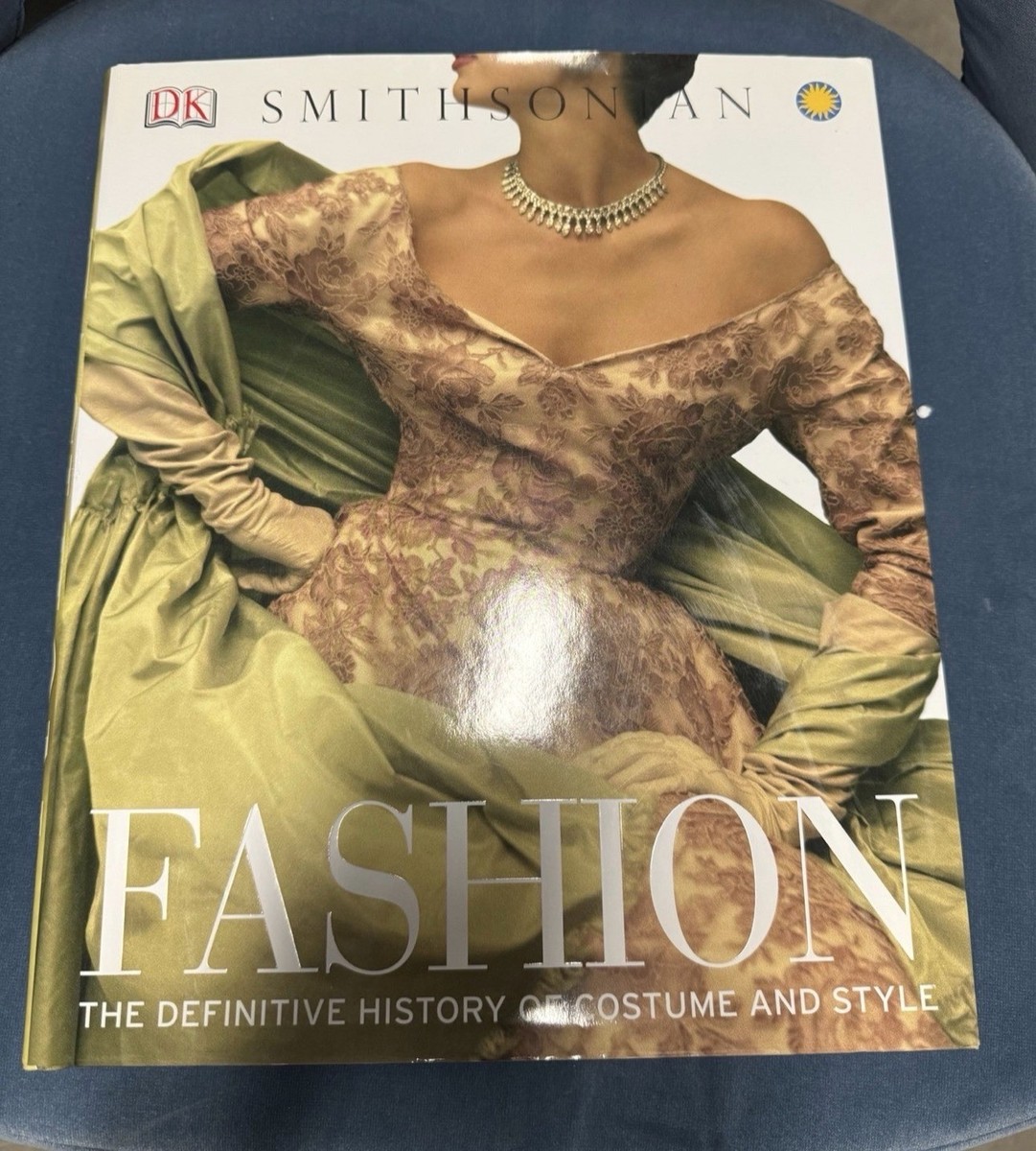 green emerald velvet dress The Fashion Chronicles: The style stories of history's best dressed:  Butchart, Amber: 9781784723811: Amazon.com: Books