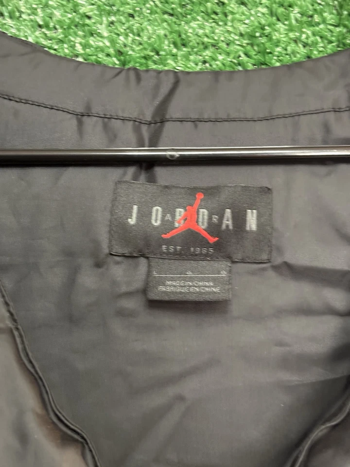 Chaleco Air Jordan Para Hombres Talla Mediana Serie Artista Puffer por Jacob Rochester MUESTRA Foto 3 de 4