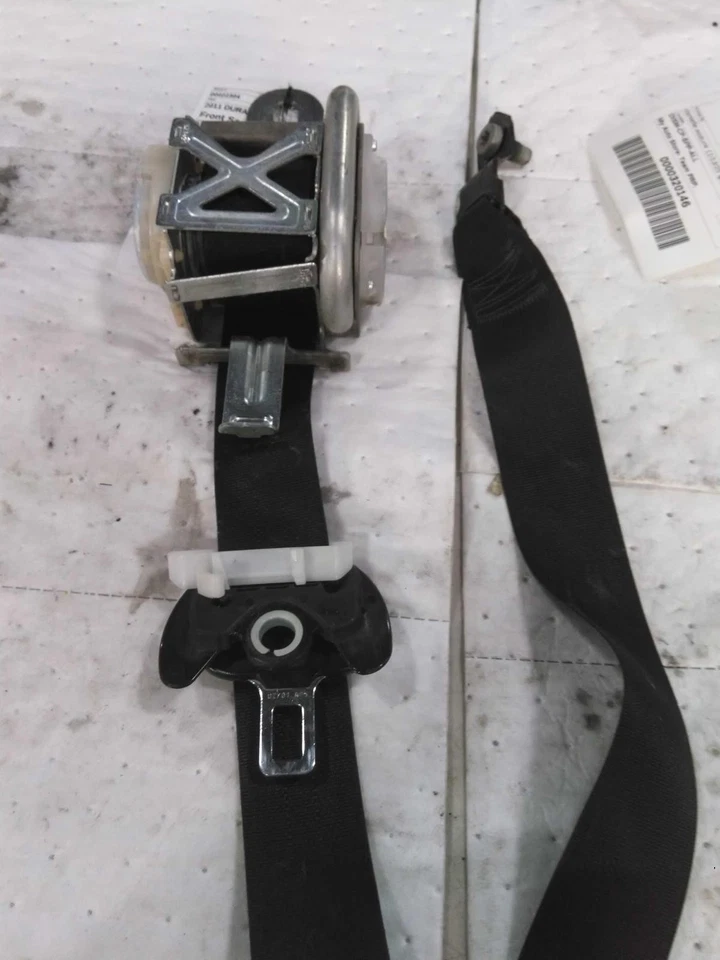 2011-2014 Dodge Durango OEM White Seat Belt Retractor, Used, 175K Miles - Imagem 2 de 4