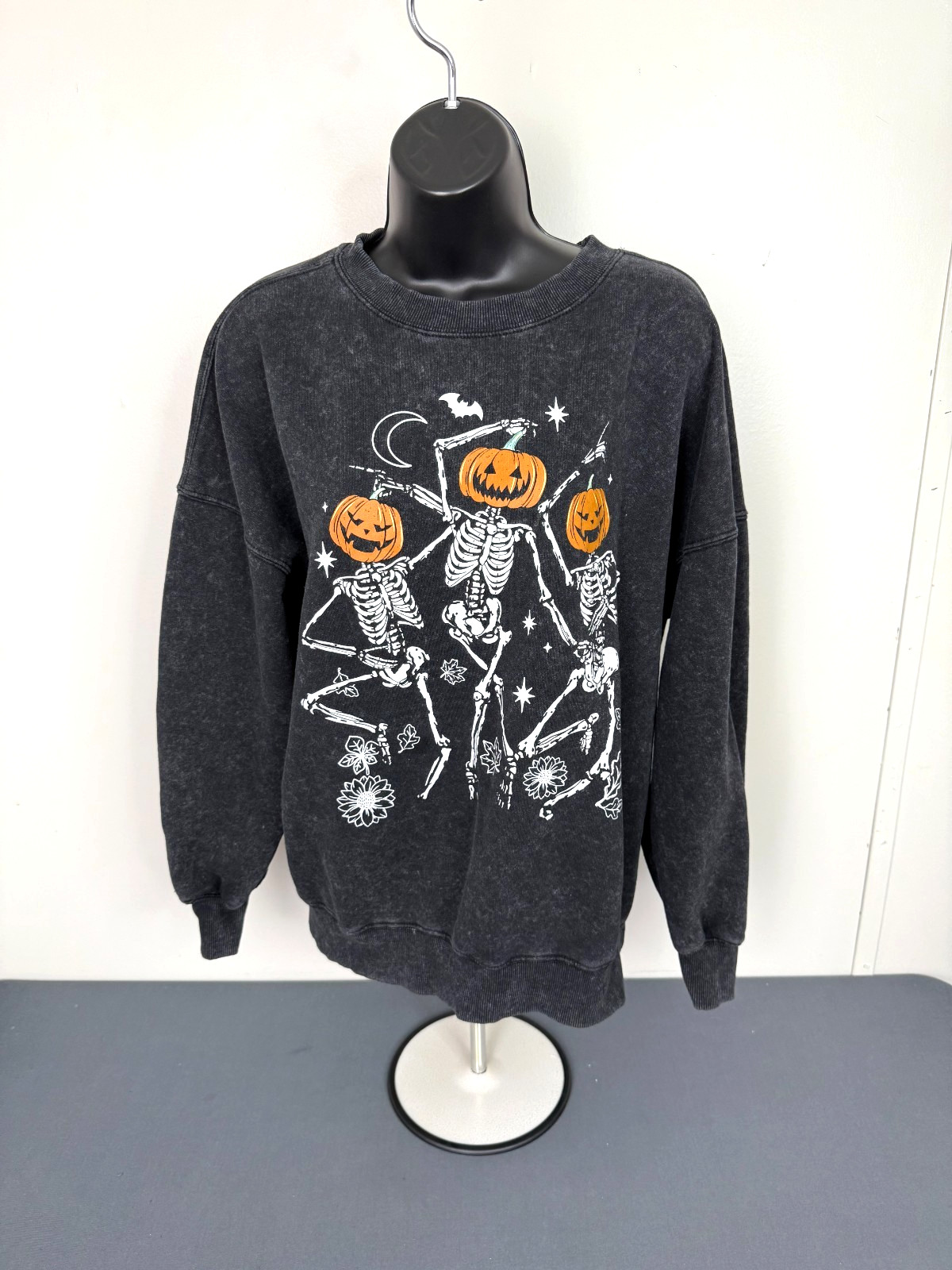 Mighty Fine Dancing Skeleton Pumpkin Sweatshirt W… - image 1