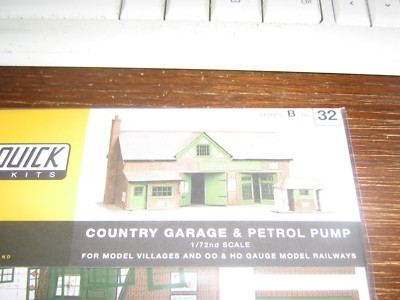 Superquick Model Kit B32 Country Garage Petrol Pump 00