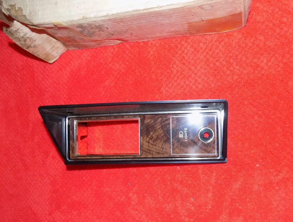 NOS 1981 OLDSMOBILE OMEGA 22509549 DASH LIGHT SWITCH BEZEL W/ A/C - Image 2 of 3