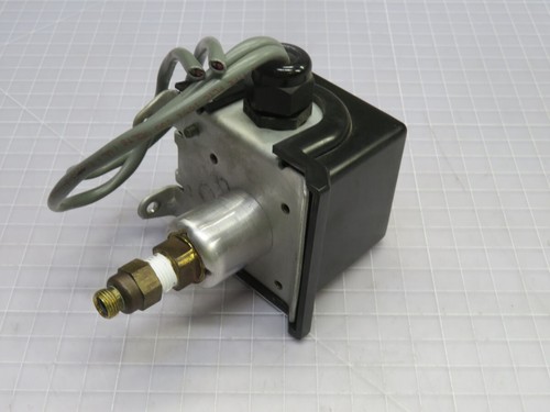 UNITED ELECTRIC J54A-15543 PRESSURE SWITCH · 30INCH HGVAC TO 30PSI T254596
