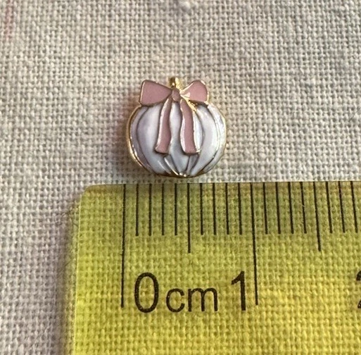 Origami Búho COQUETA CALABAZA con Arco Rosa Esmalte Flotante OTOÑO Y HALLOWEEN Dije Foto 2 de 4