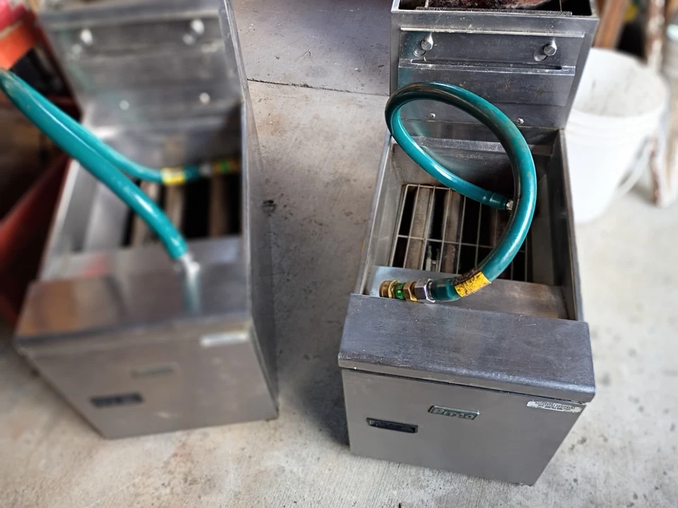 Dos freidoras comerciales Pitco de gas natural Foto 4 de 4