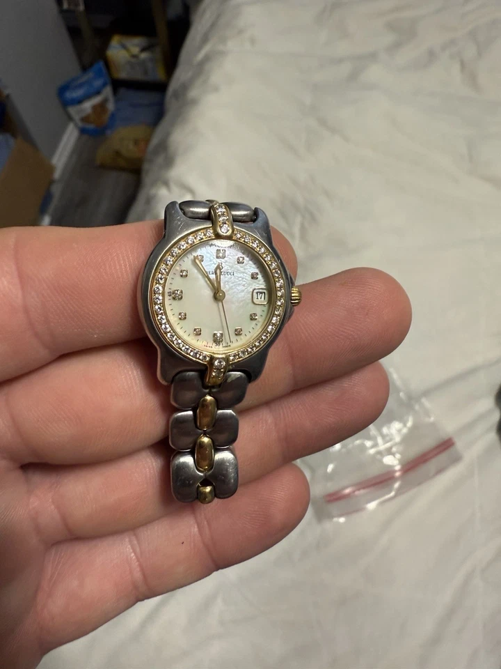 Reloj de cuarzo Bertolucci para dama 18k YG SS esfera de diamante bisel de diamantes Foto 4 de 4