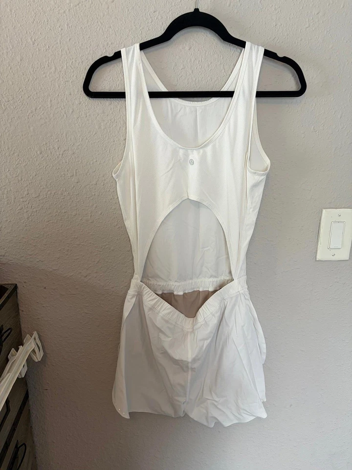 Беговой комбинезон Lululemon с открытой спиной 3 дюйма белый. Лучше всего подходит для 6. $138 розничная цена. - Изображение 3 из 4