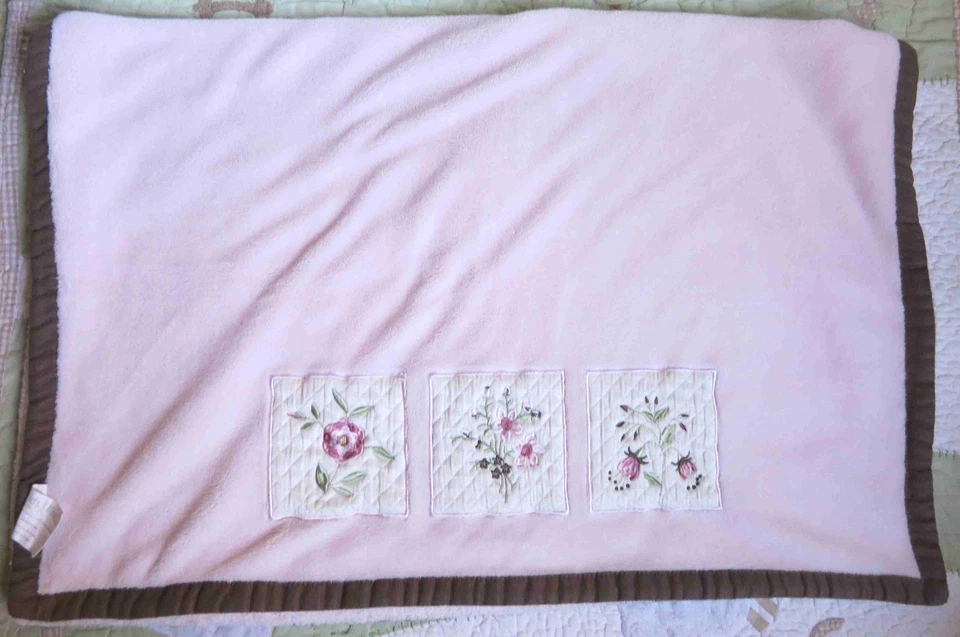 Manta Kidsline 3 Cuadrados Acolchados con Flores Bordadas Bebé Niña Usada en Excelente Condición Foto 2 de 4