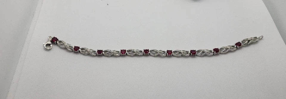 Rubí creado en laboratorio y 1/20 CT. T.W. Brazalete infinito de diamantes en plata de ley Foto 3 de 4