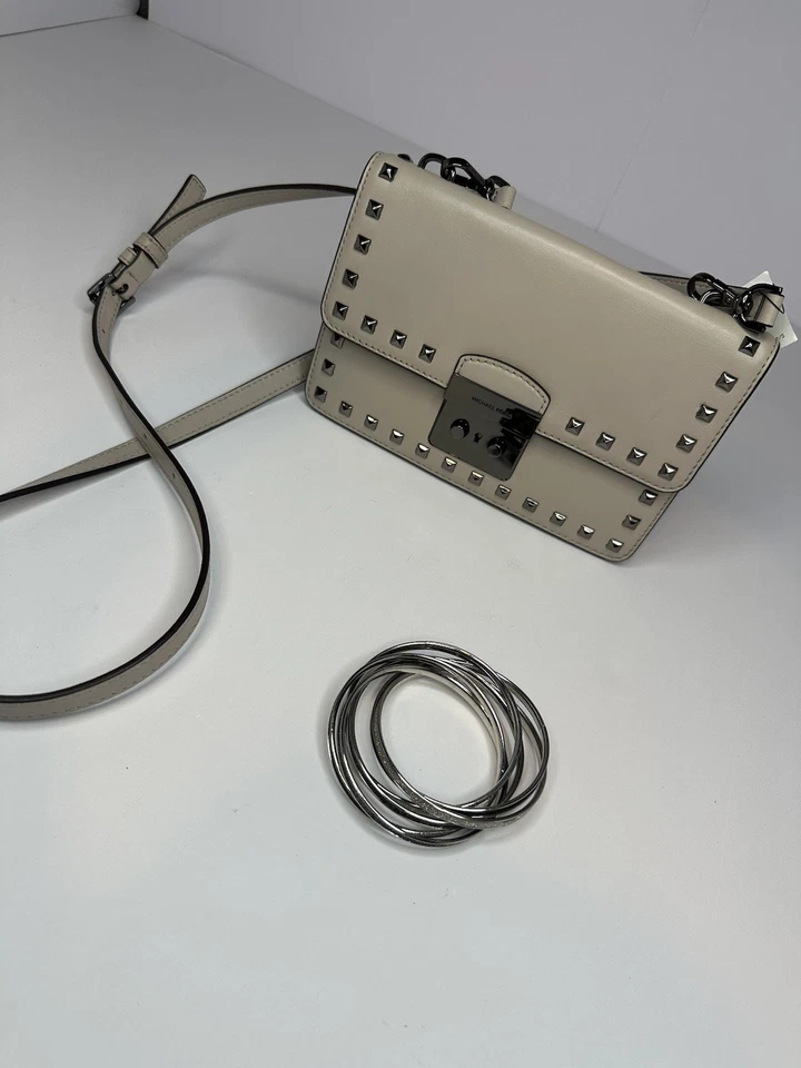 Bolso Bandolera/Cartera Michael Kors Cuero Tachonado - Hermoso Color Neutro  Foto 3 de 4