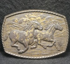 XC03170 VINTAGE 1970s HORSES RUNNING WESTERN ANIMAL ARTWORK MENS BELT BUCKLE