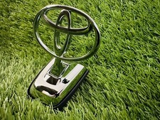 Toyota Land Cruiser 1998-2007 J100 Jdm Front Hood Bonnet Emblem Badge Silver. Toyota Land Cruiser 1998-2007 J100 Jdm Front Hood Bonnet Emblem Badge Silver.