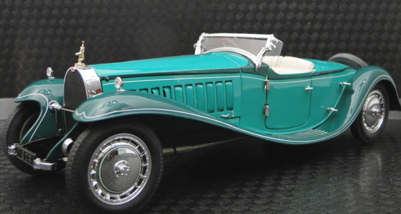 Bugatti with 8Cyl.Engine/Orig.Wheel Rims/Mascot1:24SCALE CUSTOM METAL MODEL