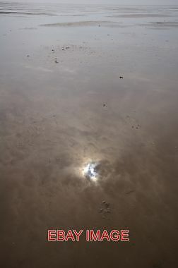 FOTO REFLEKTIERTER HIMMEL DIE BEWÖLKTE SONNE SPIEGELT SICH HIER IM FLACHEN WASSER LINKS