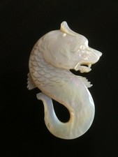 Grande et belle broche Art Déco en nacre représentant un dragon - Années 20/30