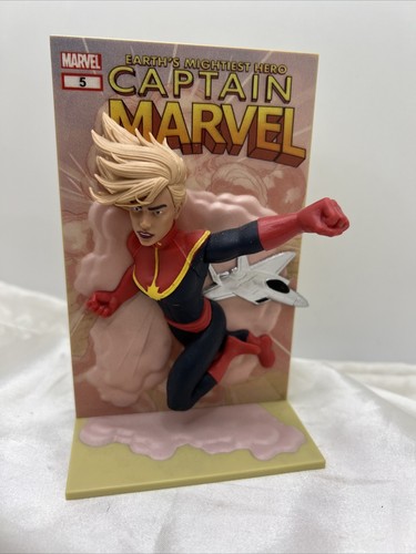 Loot Crate Exclusive Captain Marvel 3D Comic Standee March 2019 6" Figurine - Picture 1 of 6