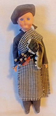 Vintage 24 cm Highland Boy Piper Puppe mit Dudelsack schwarz weiß Tartan Schottland