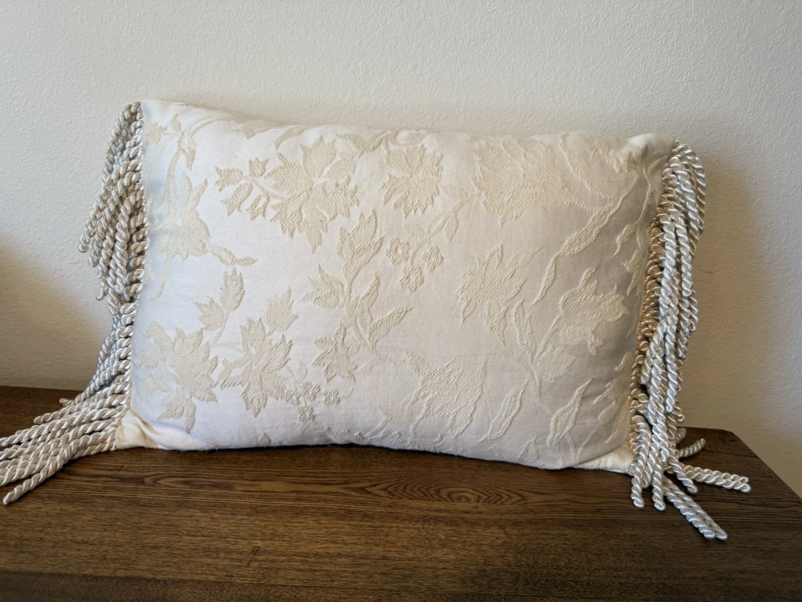 2 Ivory Luxury Custom Home Accent Throw Pillows Bullion Fringe 18x12” Veratex
Opens in a new window