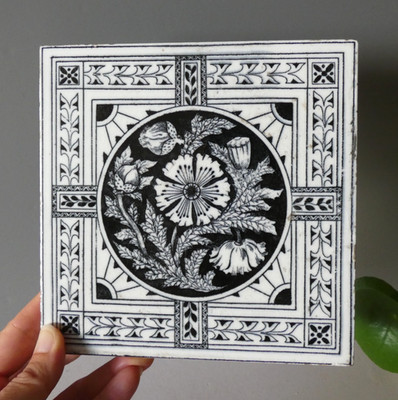 Antikes Minton Fliese ästhetisches Uhrwerk schwarz weiß Sonnenstrahlen Dianthus floral