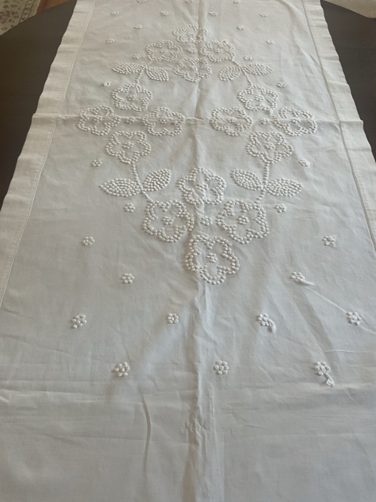Vintage FRENCH KNOT Hand EMBROIDERED Linen Table Runner 85