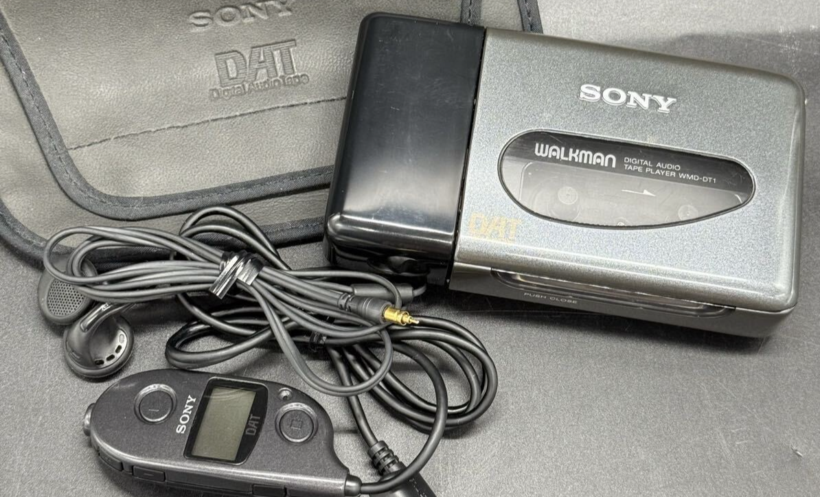 ポータブルプレーヤー SONY Walkman WMD-DT1 Sony WMD-DT1 DAT Walkman Digital Audio Tape Player Portable 32