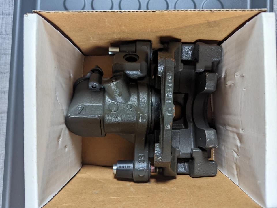 Тормозной суппорт Duralast 19-B2954 с кронштейном — задний левый (Ford Focus, Mazda 3) - Изображение 4 из 4