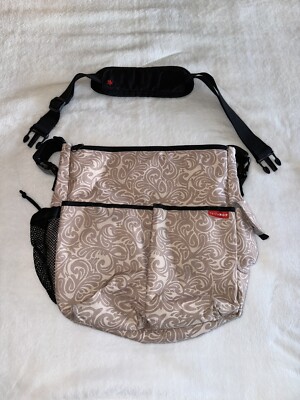 SKIP*HOP Diaper/ Tote Babe W/ Shoulder Strap. 11 Pockets. EUC