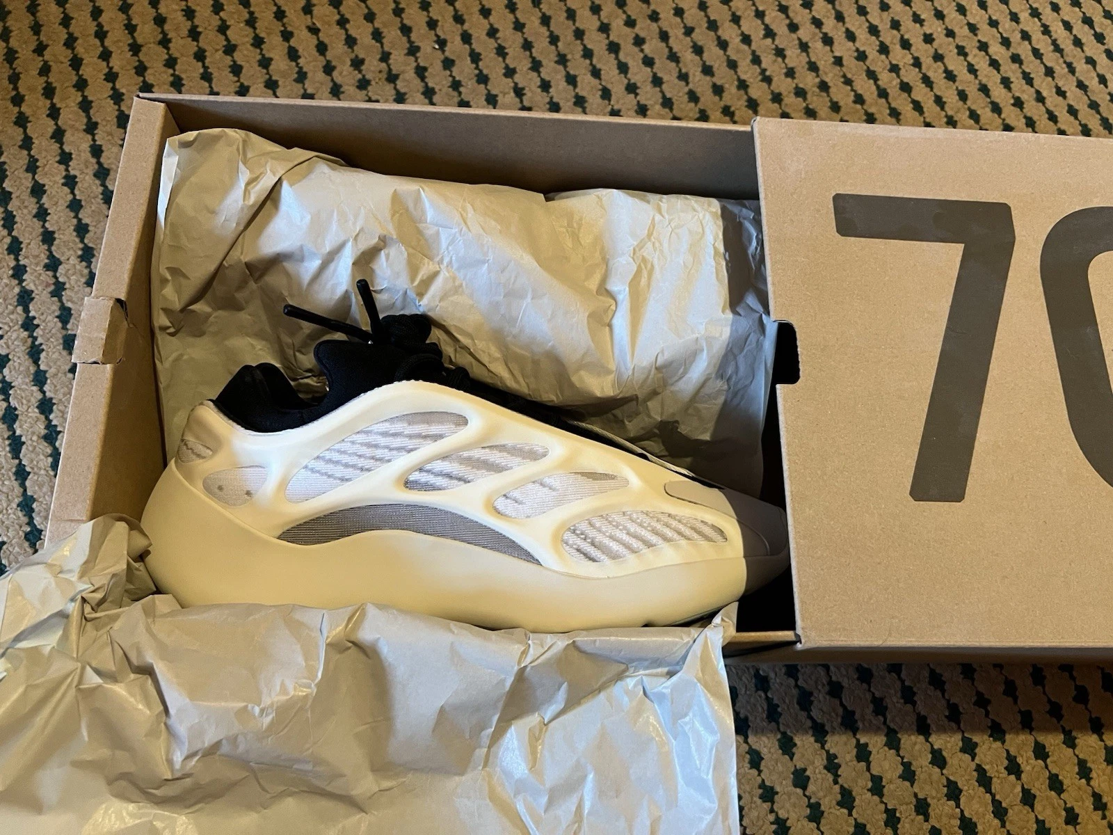 Adidas Yeezy 700 V3 Azael nuove con scatola Regno Unito 9 5