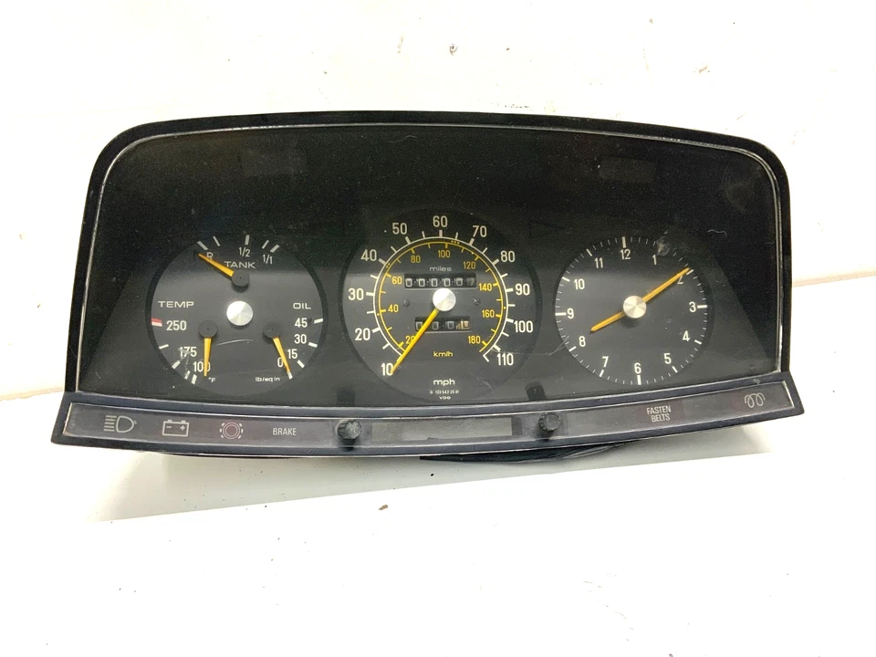 Mercedes-Benz 300D 1987 cuadro de instrumentos velocímetro 000007 millas Foto 2 de 4