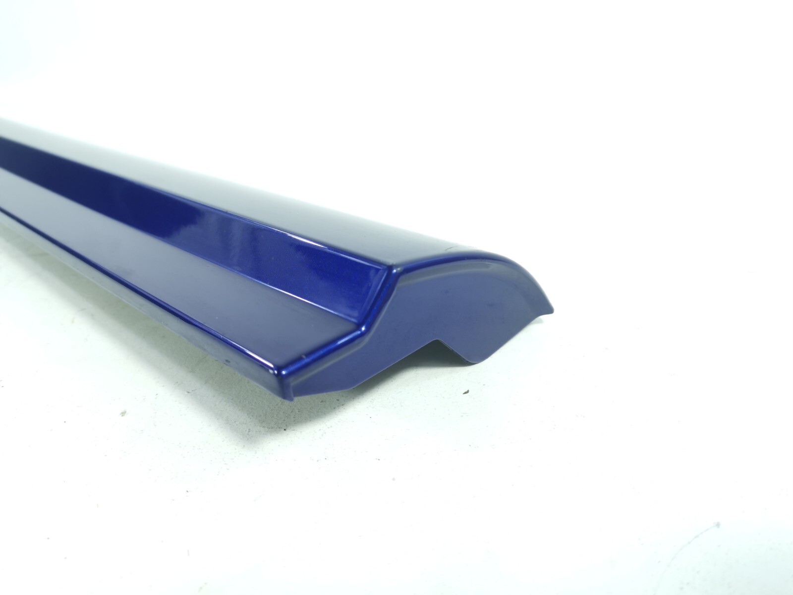 17-20 MASERATI Levante Front Right Side Door Lower Molding Blue 670035235