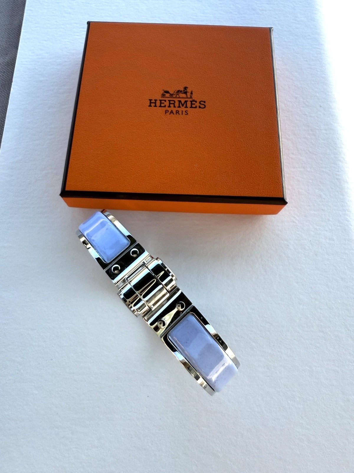 HERMÈS Bracciale smaltato Hermes stile Charniere Lupino blu e palladio