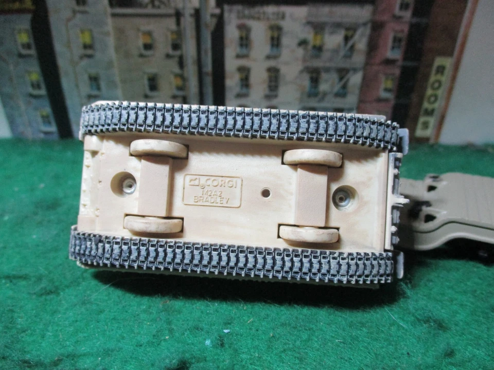 CORGI 1:64 TACTICAL STRIKE M2A2 BRADLEY FIGHTING VEHICLE w/HO DIE CAST FLAT CAR - Image 4 of 4