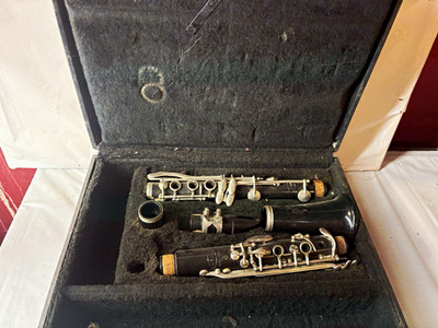 Vito Reso-Tone Bb Clarinet, Black Gloss Plastic, Closed Hole Keys, Case