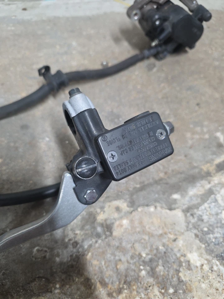 Pinza de freno delantera Honda CBR 300 CBR300R 2015-2022, PALANCA, DEPÓSITO, LÍNEA OEM Foto 2 de 4