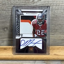 2012 Panini Crown Royale Doug Martin Buccaneers #262 Purple 9/25 Patch Auto