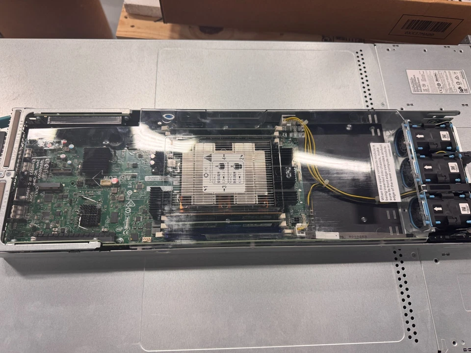 Intel H2204XXLRE with 4x Intel PHI (64 Cores each node) & 64GB of RAM - Image 3 of 4