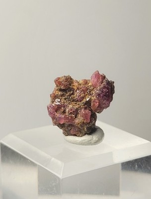 Rubin auf Painit. Ein Seltenerd Mineral sehr sammelwürdig 