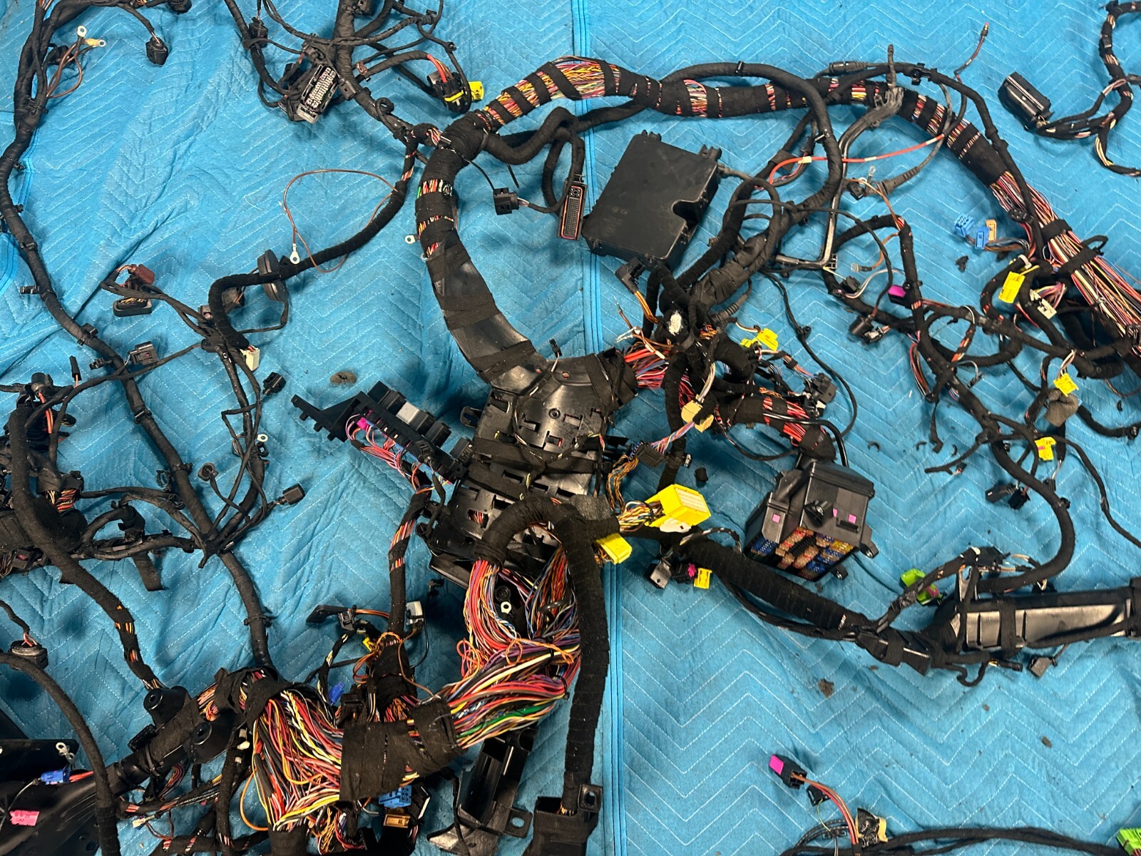 Bentley Cont Flying Spur Engine Room Bay Fuse Box & Wiring Harness 29k 2009 OEM