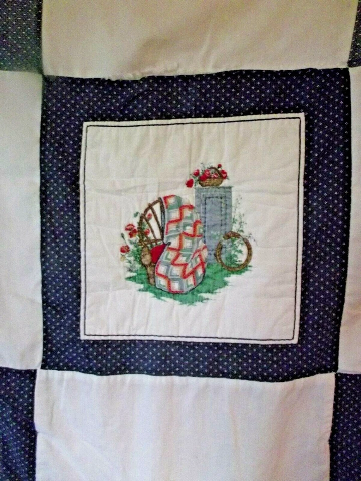 Edredón vintage cosido a mano y a máquina azul y blanco 65" x 50" relleno de fibra de algodón Foto 2 de 4