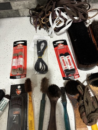 Vintage Lot Boot & Shoe Shine Brushes Buffers Polishers Tins Kiwi Laces - Picture 11 of 23