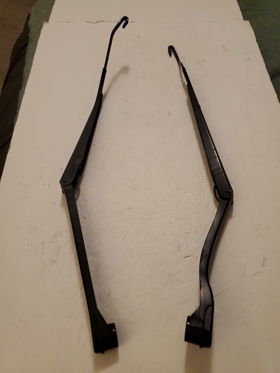 2002 2006 TOYOTA CAMRY FRONT LEFT & RIGHT WINDSHIELD WIPER ARMS OEM W/ CAPS