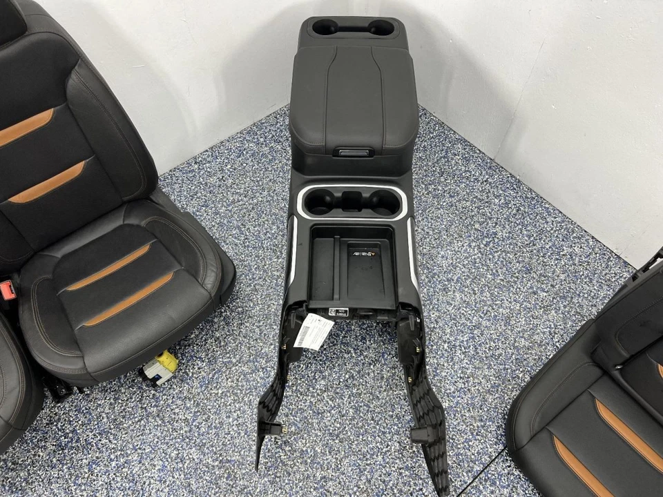 2023 GMC Sierra 3500HD Pickup AT4 Front and Rear Seats Center Console 4dr 926546 Foto 3 de 4