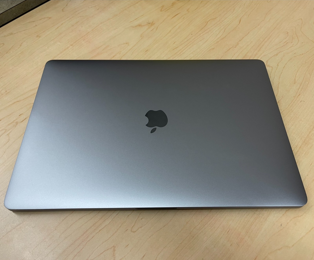 2018 Apple MacBook Pro 15.4 Touch Bar i7 16GB 512GB 560X New