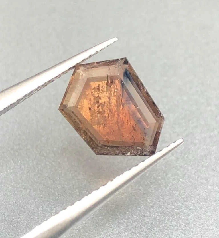 Piedra preciosa suelta de axinita rara de puntos azules naturales de alta calidad de 1,85 quilates de Pakistán Foto 3 de 3