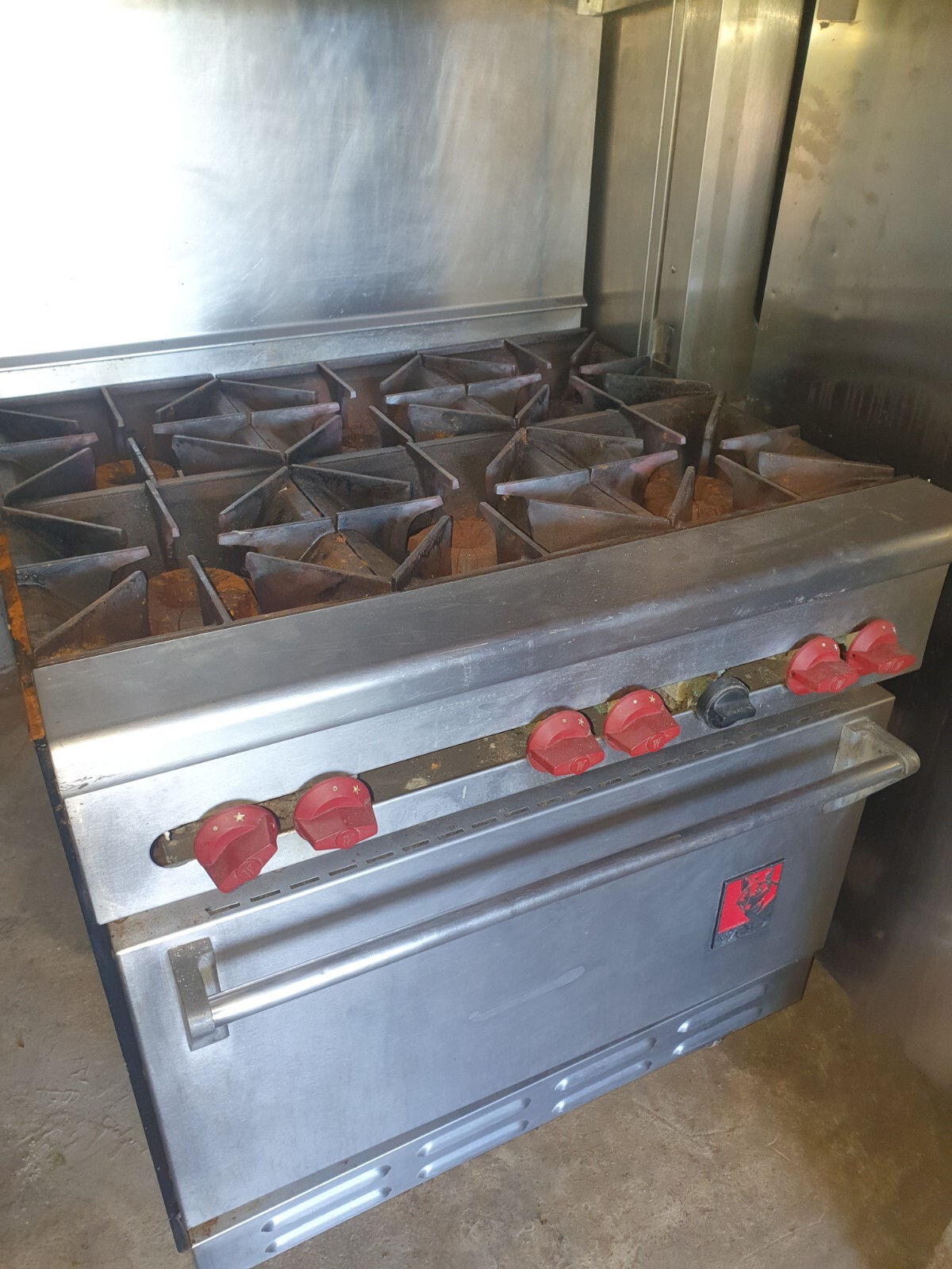 Wolf Commercial Heavy Duty 6 burner cooker Range With Oven, natural gas